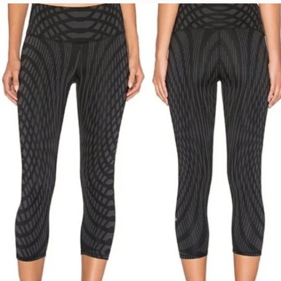 NWOT ALO YOGA Airbrush Capri Engineer Print Arches Size M - Picture 1 of 7